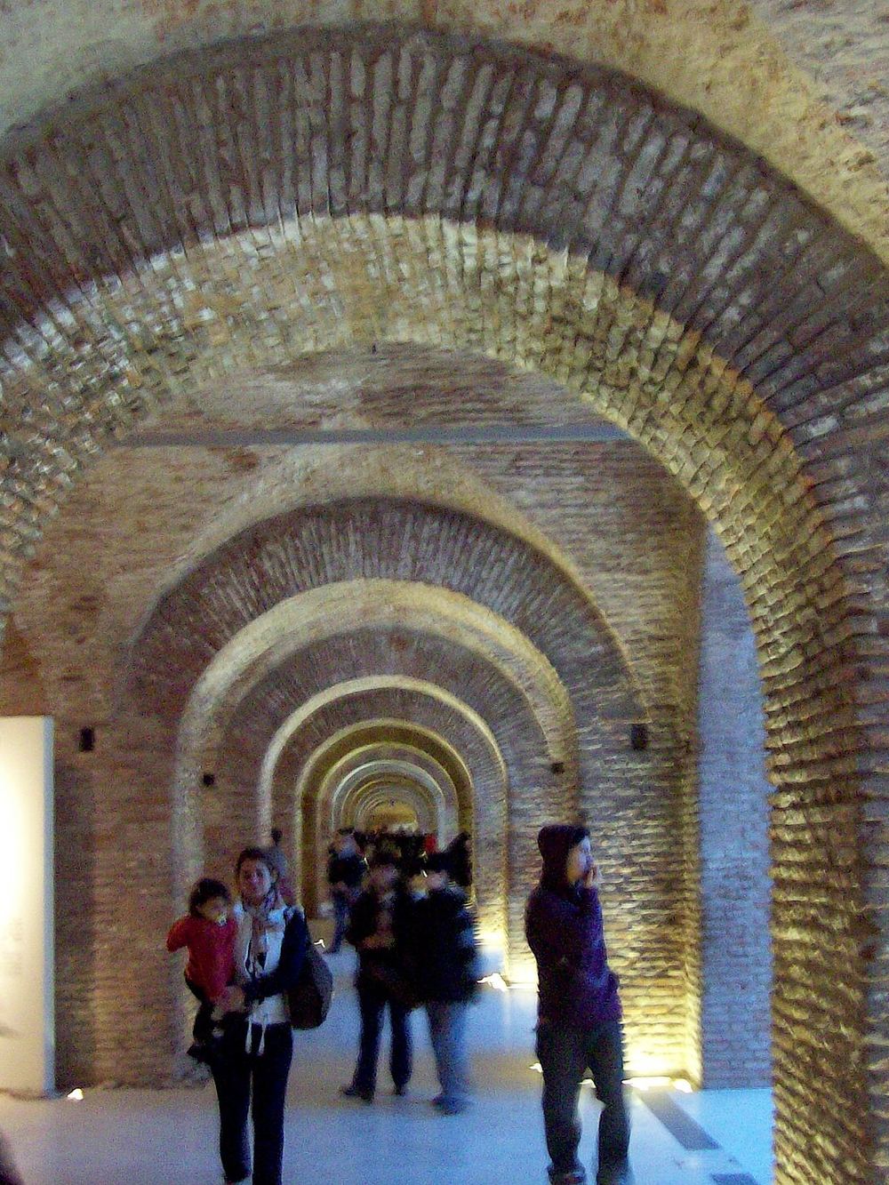 Arcos de ladrillo de la antigua Aduana Taylor dentro del Museo Casa Rosada