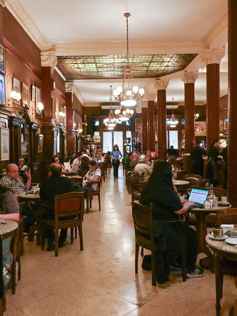 El interior con paneles de madera del Café Tortoni
