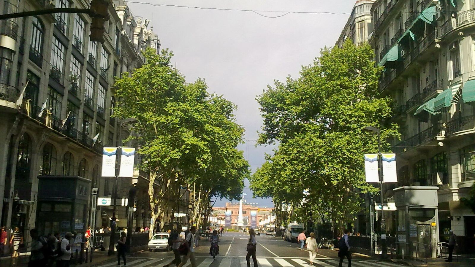 Avenida de Mayo leading to the Casa Rosada
