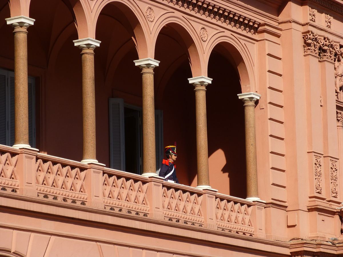 Un granadero en el balcón de la Casa Rosada