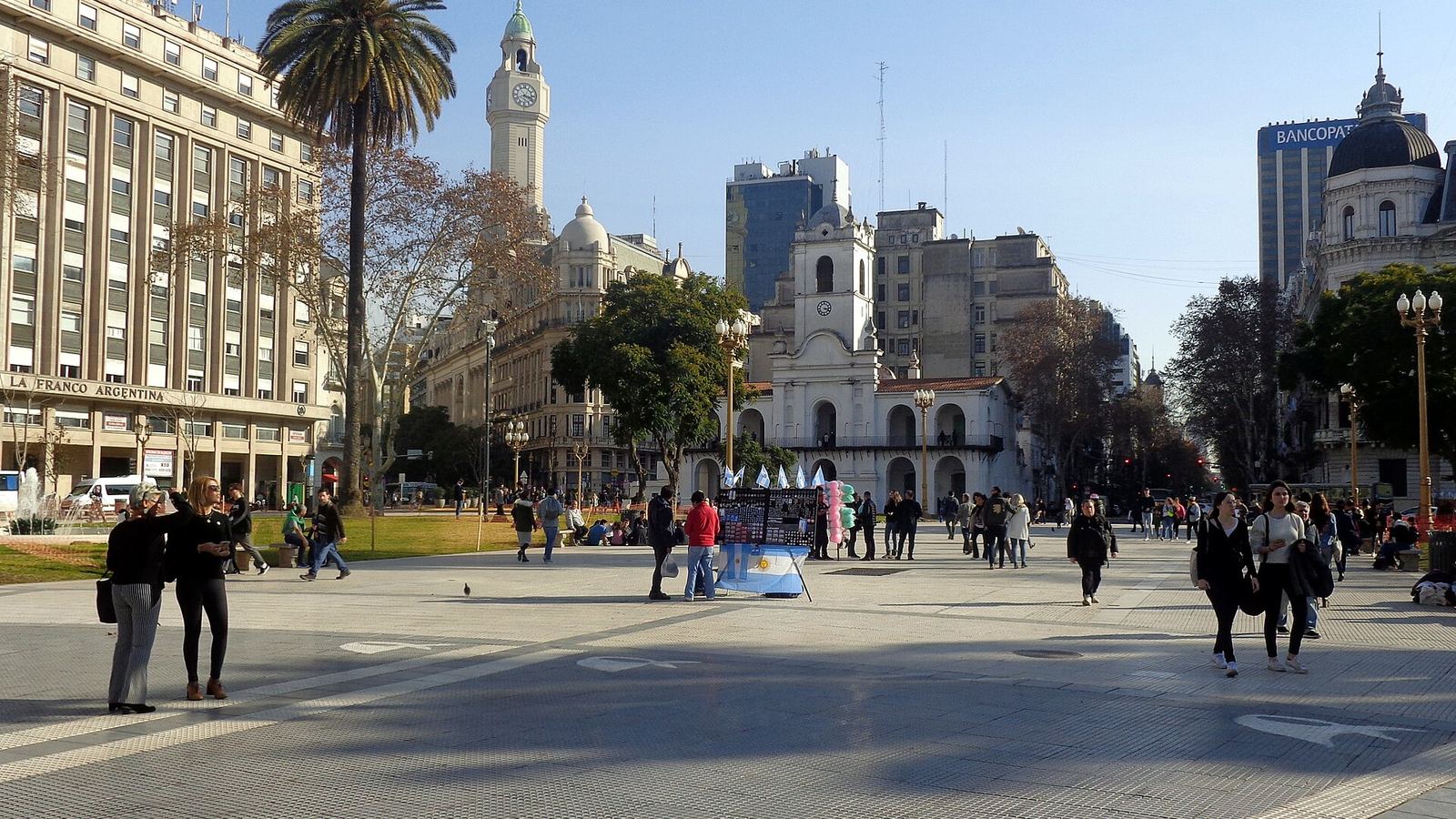 Plaza de Mayo con el Cabildo y la Pirámide de Mayo