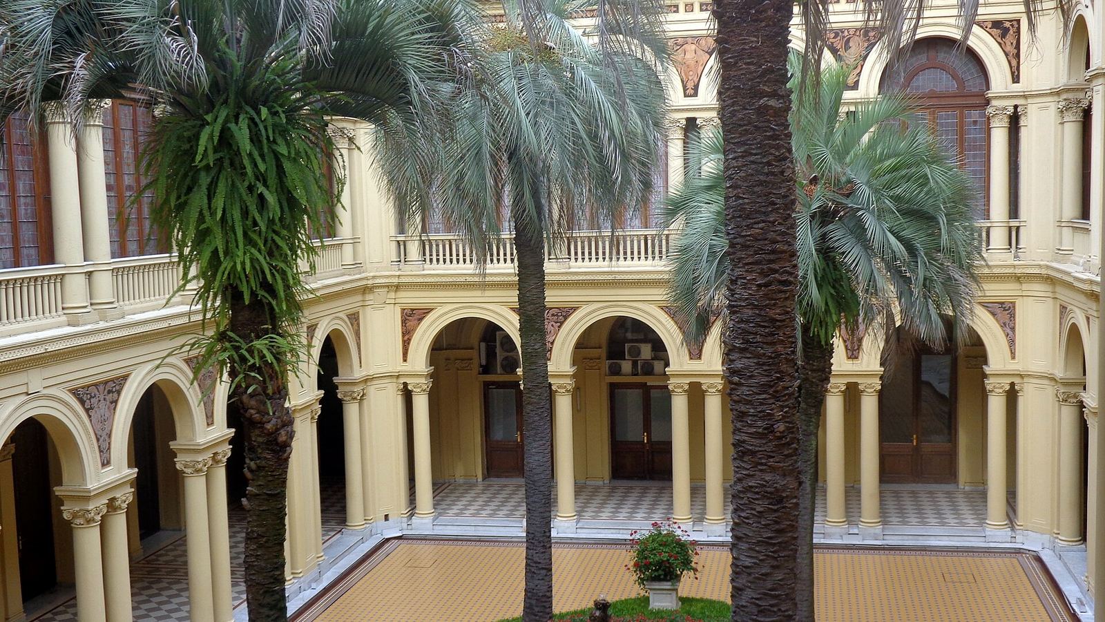 El Patio de las Palmeras dentro de la Casa Rosada