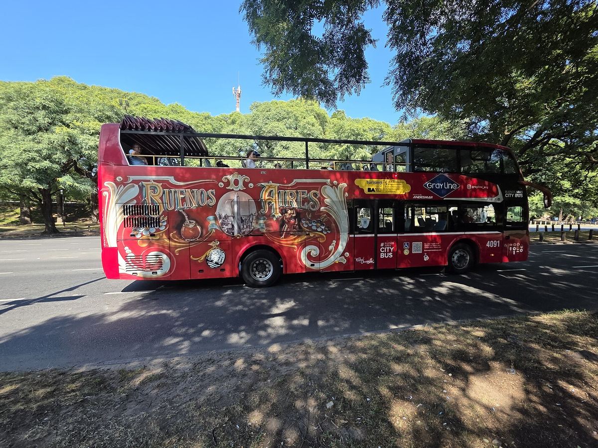 Un autobús turístico rojo de dos pisos en Buenos Aires