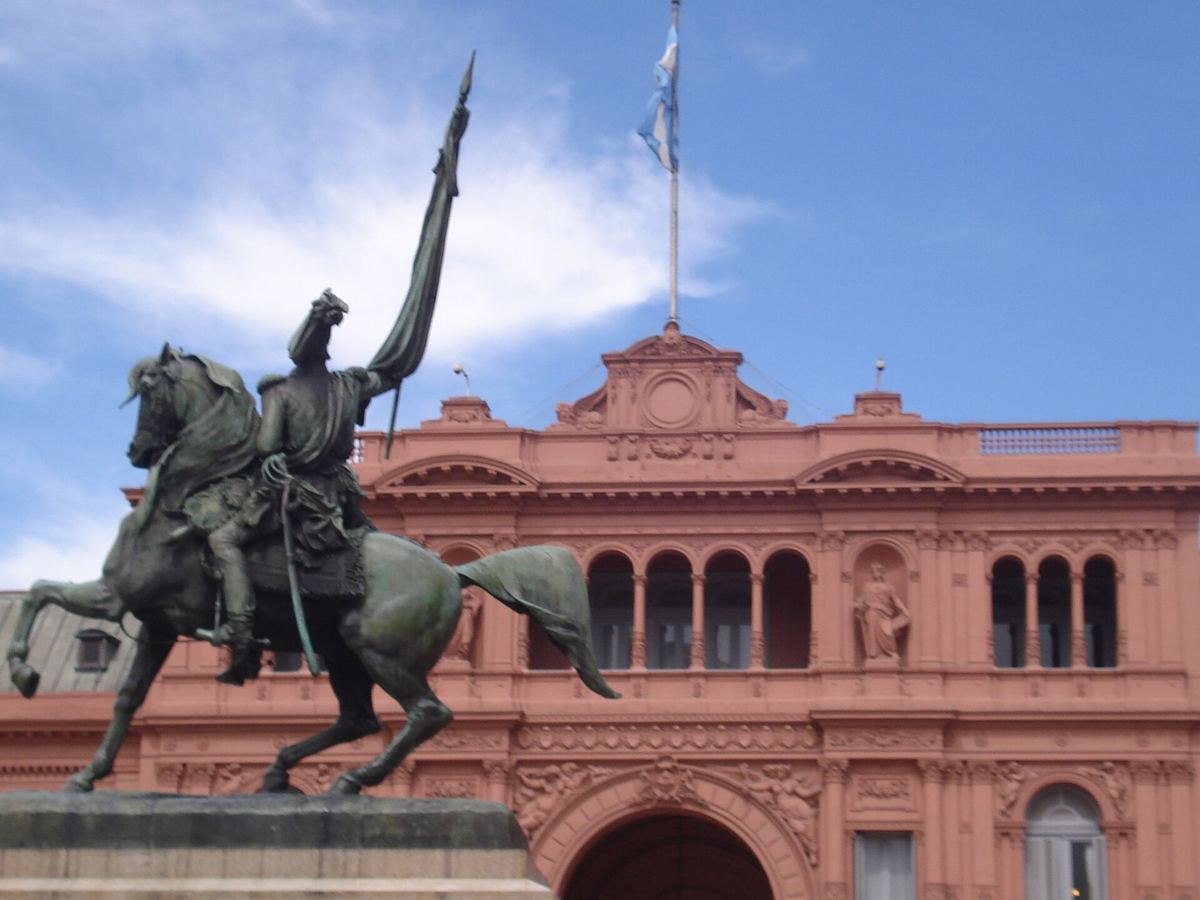 The Belgrano monument in front of the Casa Rosada