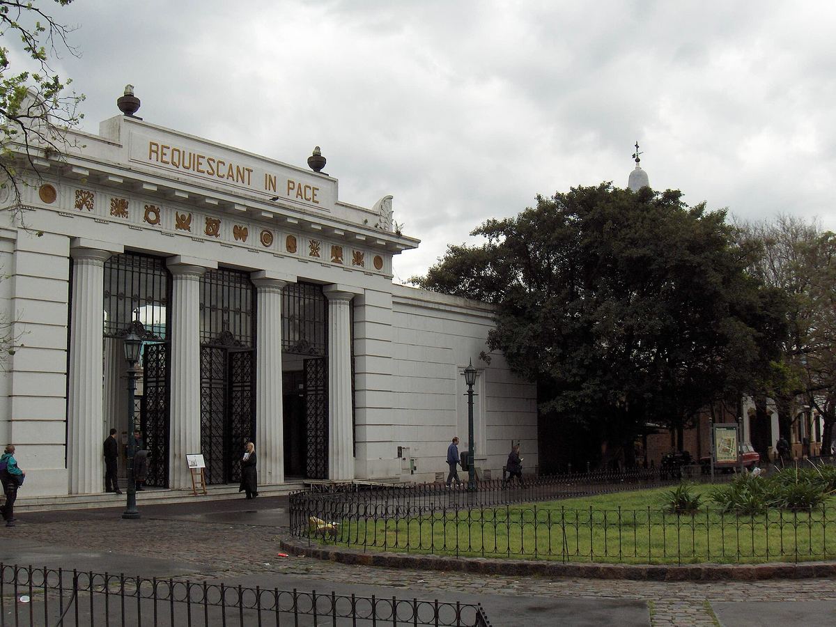 El pórtico de entrada del Cementerio de la Recoleta