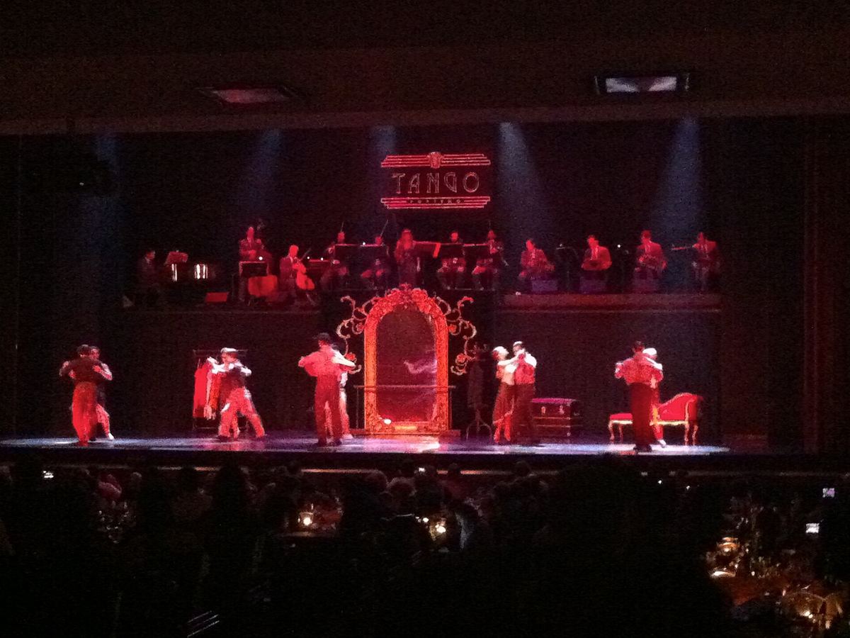 Bailarines de tango en el escenario de un show de tango en Buenos Aires